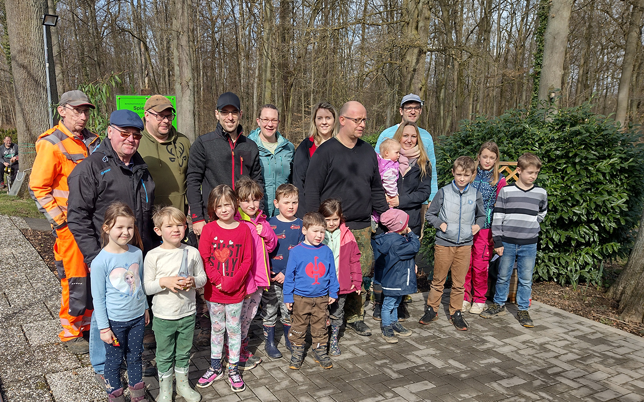 Fleiige Helfer der Flammersfelder Mllsammelaktion mit geflltem Whlkorb belohnt