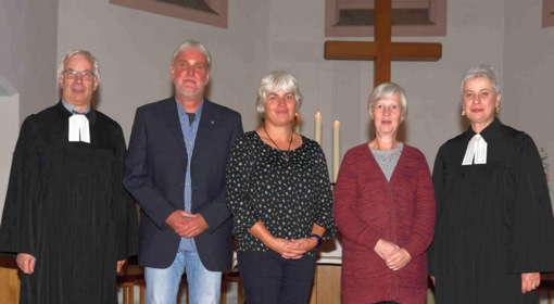 Superintendentin Andrea Aufderheide (rechts) und Ausschussvorsitzender Pfarrer Peter Zahn (links), entsandten beim Gottesdienst in Betzdorf offiziell die Delegation, die nun bis Ende Oktober nach Muku reist: (von rechts) Pfarrerin Almuth Germann, Karolin Schukowski und Michael Utsch. (Foto: Erhard Wamuth)