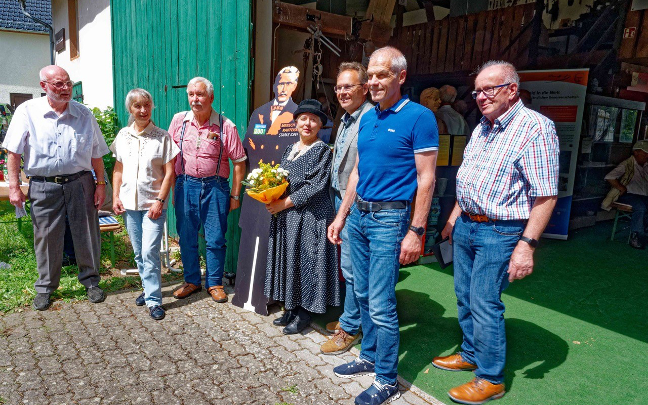 Von links: Das Team der Museumsscheune: Andreas Koppers, Cornelia Obenauer und Helmut Wagner, Raiffeisenbotschafterin Julie Georgis, Referent Ralf Klbach, Brgermeister Fred Jngerich und der Beigeordnete Rolf Schmidt-Markoski bei der Ausstellungserffnung in Helmenzen. (Bild: Erhard Wamuth)