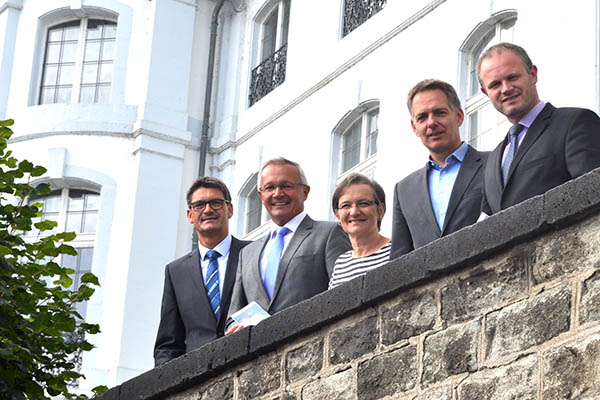 Von links: Prsidenten des Landesmusikverbandes Rheinland-Pfalz, Landrat Gnther Schartz, dem Vorsitzenden des Kreismusikverbandes Neuwied, Achim Hallerbach, Angelika Hollmann und Rolf Ehlers, Leitung Landesmusikakademie, und dem Brgermeister Jan Einig. 