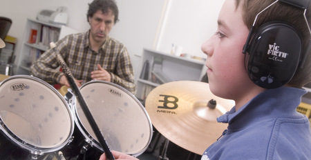 o wie hier Schlagzeuglehrer Guillermo Banz mit seinem Schler, stehen viele Lehrkrfte der Kreismusikschule beim Infotag am Samstag, 21. April in Altenkirchen, Betzdorf-Kirchen und Wissen bereit, um alle Fragen zum Wunschinstrument zu beantworten. (Foto: Kreismusikschule Altenkirchen) 