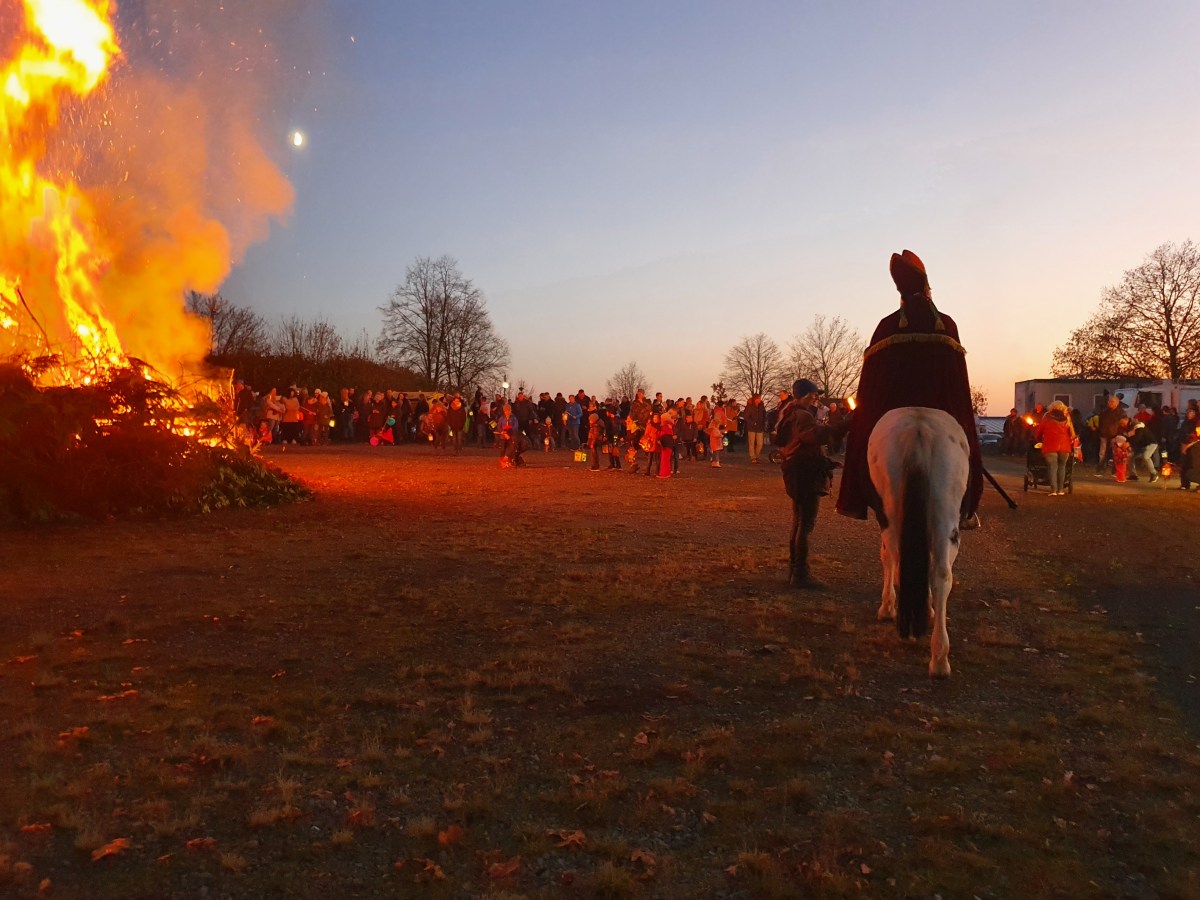 In der Stadt Wissen und allen Ortsgemeinden des Wisserlandes freute man sich, dass die Martinsumzge wieder stattfinden konnten. Zur Martinsfeier in Birken-Honigsessen traf man sich direkt am Martinsfeuer auf dem Schtzenplatz. (Fotos: Ortsgemeinden und Stadt)