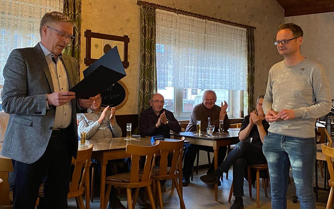 Daniel Nauroth (r.) erhlt eine hohe Auszeichnung des Landesmusikverbandes. (Foto: Bindweider Bergkapelle)