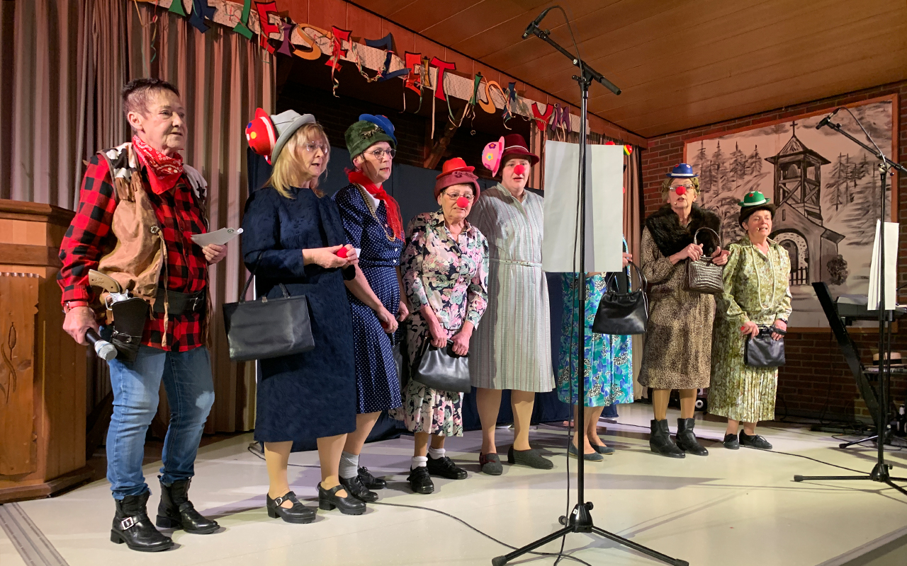 Von links: Confrencier Gudrun Meinert, Elisabeth Kalleicher, Ingrid Schelhas, Birgit Heidemann, Mendy Bhner, Helga Schmidt, Brigitte Heuzeroth (Leiterin der Theatergruppe der kfd Kirchen) und Marion Klein. (Fotos: kfd Kirchen)
