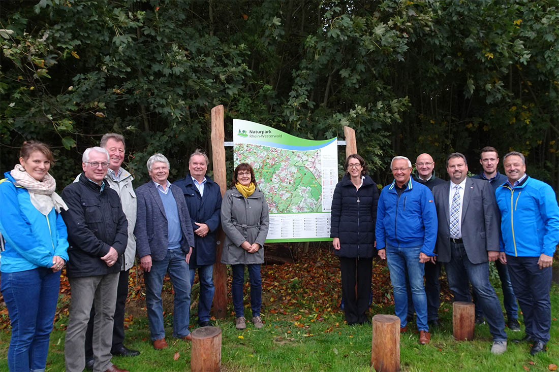 Die Mitglieder des Arbeitsausschusses des Naturparks mit der 1. Vorsitzenden des Naturparks Isabelle Frstin zu Wied und Landrat Achim Hallerbach. Foto: Naturpark Rhein-Westerwald