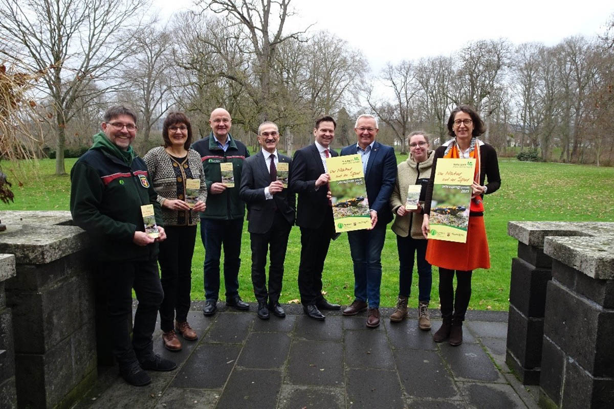 Von links: Gerhard Willms (Frster und Waldpdagoge Forstamt Dierdorf), Irmgard Schrer (Geschftsfhrerin Naturpark Rhein-Westerwald), Uwe Hoffmann (Direktor Forstamt Dierdorf), Dr. Hermann-Josef Richard (Vorsitzender des Vorstands Sparkasse Neuwied), Marc Sinkewitz (Vorstandsmitglied Sparkasse Neuwied), Achim Hallerbach (Landrat Kreis Neuwied), Lisa Hhner (Forstamt Dierdorf) und Frstin Isabelle zu Wied (1. Vorsitzende des Naturparks). Foto: Nataurpark