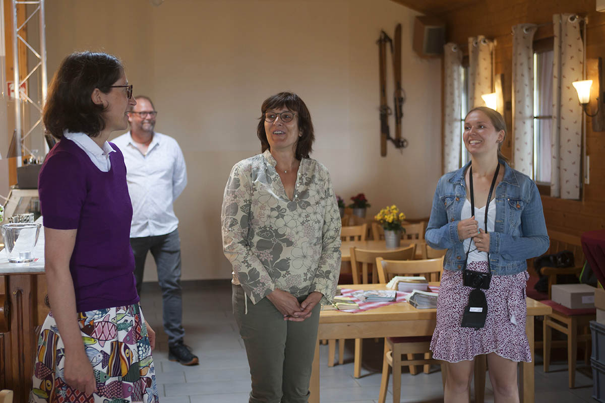 Ihre Durchlaucht Isabelle Frstin zu Wied begrte als 1. Vorsitzende des Naturparks die anwesenden Gste; daneben die Mitarbeiterinnen Irmgard Schrer und Manon Wetzel. Fotos: Wolfgang Tischler