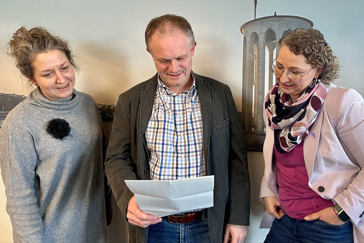 Die Neuwieder City wird auch 2025 und 2026 mit weiteren tollen Aktionen belebt! Oberbrgermeister Jan Einig, Stadtmarketing-Chefin Julia Kloos-Wieland (rechts) und Bauamtsleiterin Nina Porz freuen sich ber den Frderbescheid zur Fortsetzung der Innenstadtimpulse. Foto: Stadt Neuwied / Ulf Steffenfauseweh