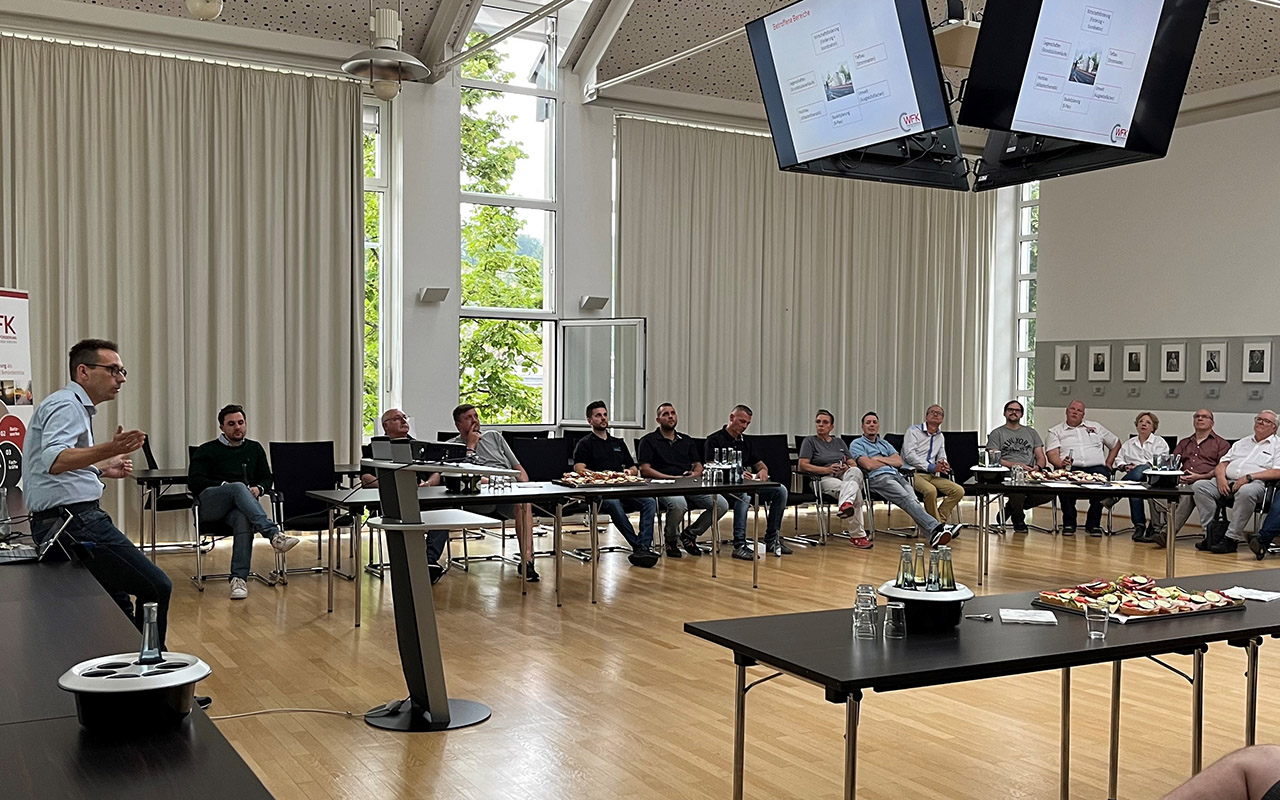 Tim Kraft, Leiter der Wirtschaftsfrderung, begrte die Unternehmer und stellte die wichtigsten Aspekte des Abends vor. (Foto: VG Kirchen)