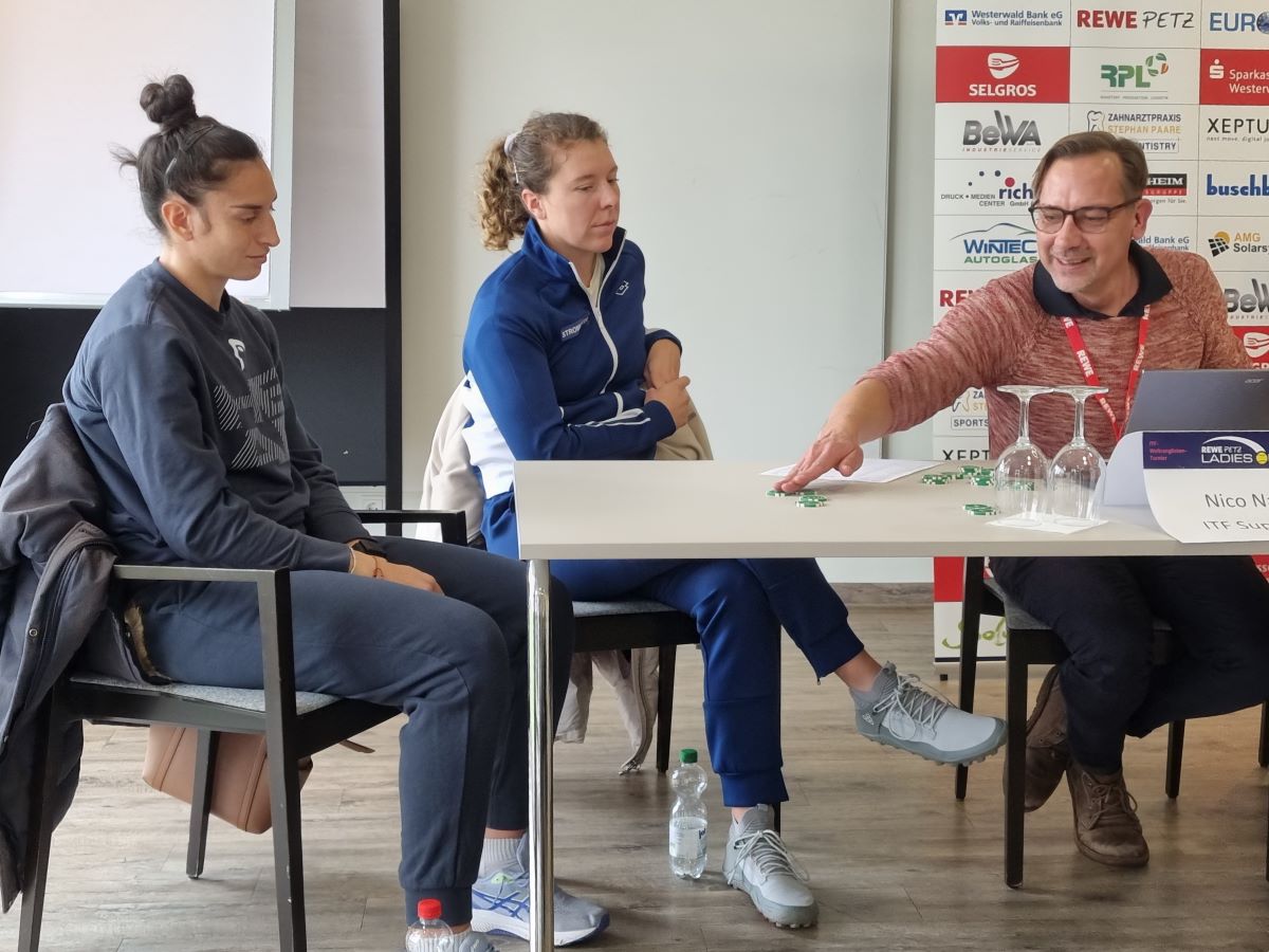 Perfekter Croupier wie im Spielcasino: Oberschiedsrichter Dr. Nico Naeve legte die Jetons den beiden Glcksgttinnen Susan Bandecchi (links) und Anna-Lena Friedsam bei der Auslosung vor. (Foto: vh)  