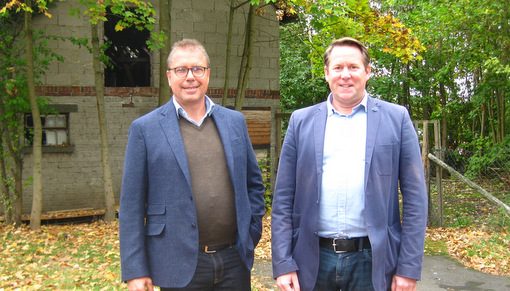 Lebenshilfe-Geschftsfhrer Jochen Krentel (links) und Erster Beigeordneter Joachim Brenner beim Ortstermin in Gebhardshain. (Foto: Lebenshilfe)