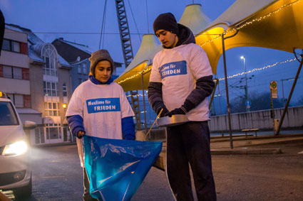 Junge Leute der AMJ im Einsatz in Betzdorf. Fotos: Ahmadiyya Muslim Gemeinde