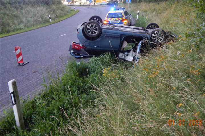 Auto lag an Autobahnausfahrt auf dem Dach