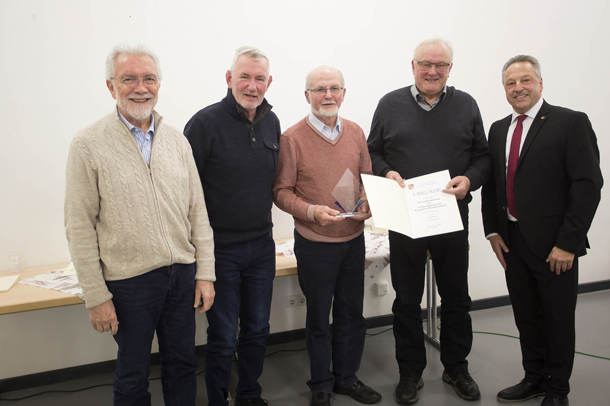 Eine Abordnung der Rentnerband nimmt die Auszeichnung entgegen. Foto: Wolfgang Tischler