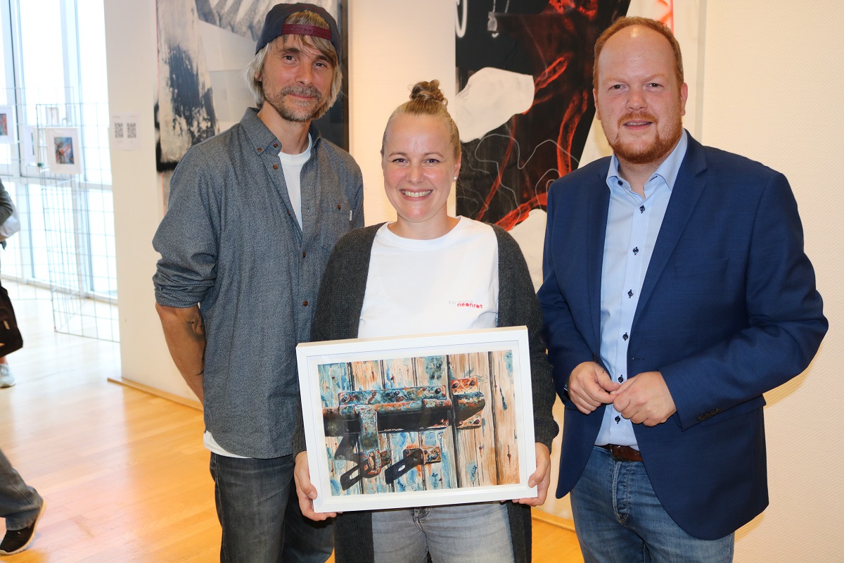 Nina und Kai "Semor" Niederhausen stellen einen Teil ihrer Werke im Foyer des Kirchener Rathauses aus. Brgermeister Andreas Hundhausen freute sich ber eine gelungene Vernissage und lud alle Kunstinteressierte zum Besuch der Ausstellung ein.