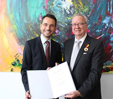 Klaus-Jrgen Griese erhielt die Verdienstmedaille von Staatssekretr David Lagner in Mainz. Foto: MSAGD