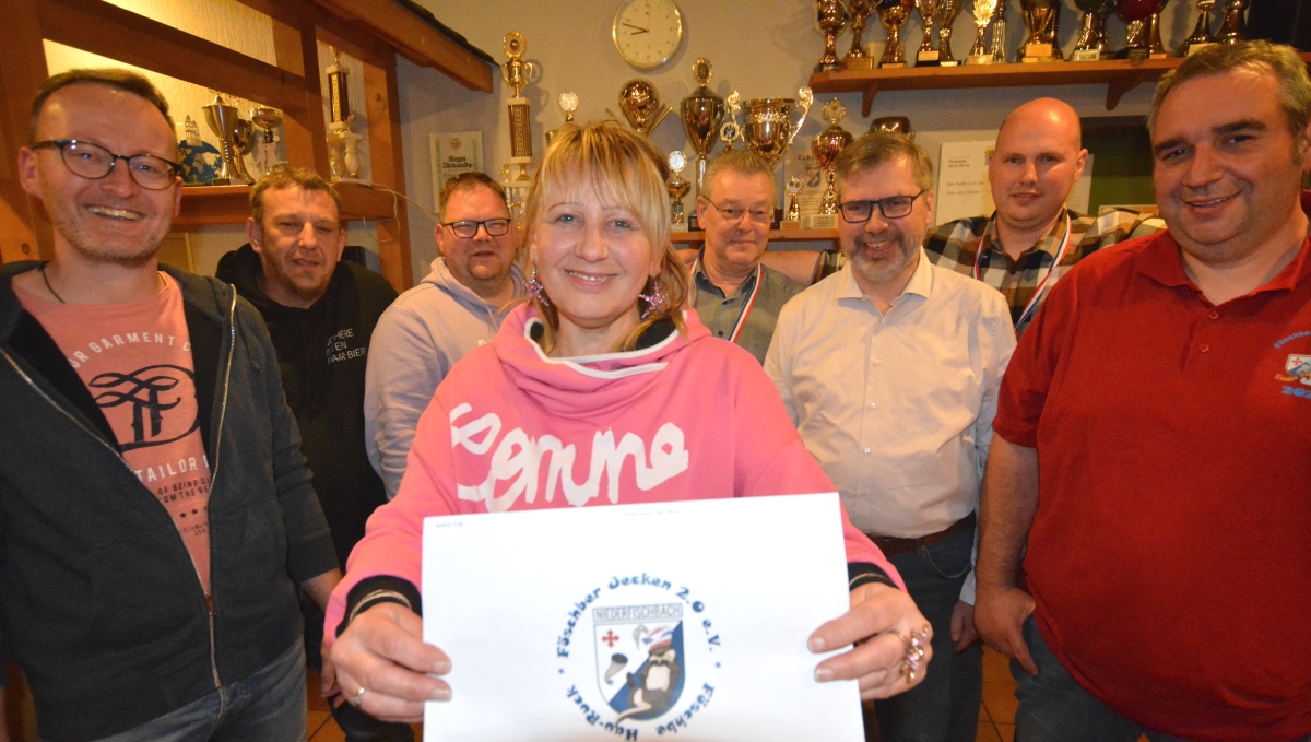 Der Vorstand der Fschber Jecken 2.0 stellte sich nach den ersten Neuwahlen in der Vereinsgeschichte fr ein Foto auf. Schriftfhrerin Anja Hof prsentiert das neu kreierte Vereinswappen, das auch auf den neuen Polo-Shirts und neuen Jacken des Vereins aufgedruckt werden soll. (Fotos tt)