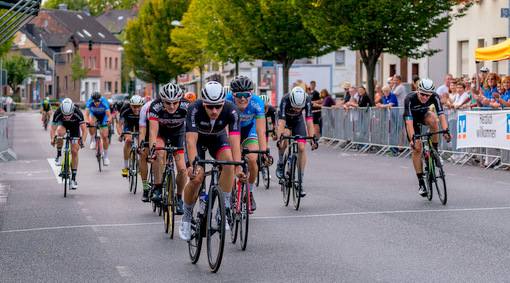 Christian Noll (vorne links) gewann in Quadrath-Ichendorf den Sprint vom Hauptfeld. (Foto: Holger Radsportfotos)