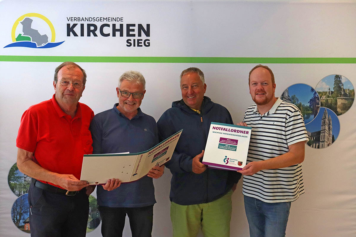 Von links: Wolfgang Herrmann (Sponsor), Christoph Schneider, Klaus Brinkmann (Sprecher Seniorenbeirat) und Andreas Hundhausen (Brgermeister). Foto: Verbandsgemeinde
