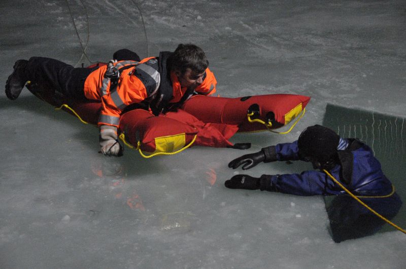 Rettung aus dem Eis muss gebt werden. Fotos: Klaus-Dieter Hring