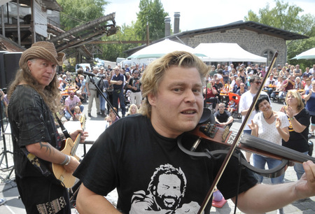 Michael M. Jung und Dominik Roesch (von links) hatten vom ersten Stck an die Fans auf ihrer Seite. (Foto: kdh)