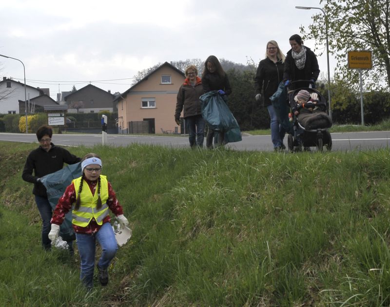 Generationenbergreifende Landschaftssuberung. Fotos: Klaus-Dieter Hring