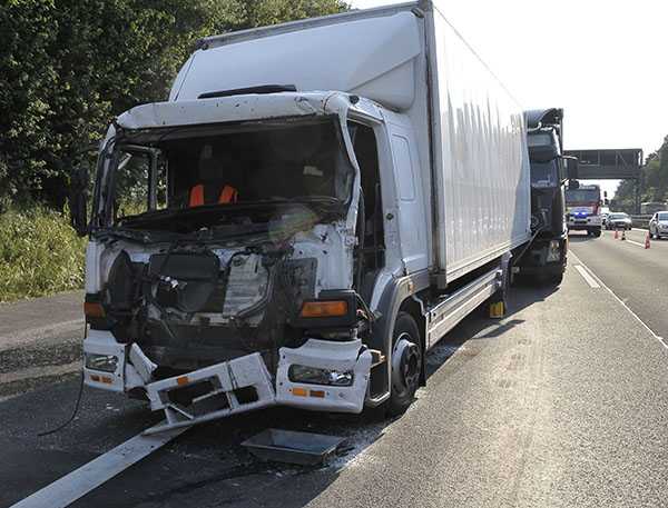 Zwei LKW fahren auf  Autobahn A 3 gesperrt