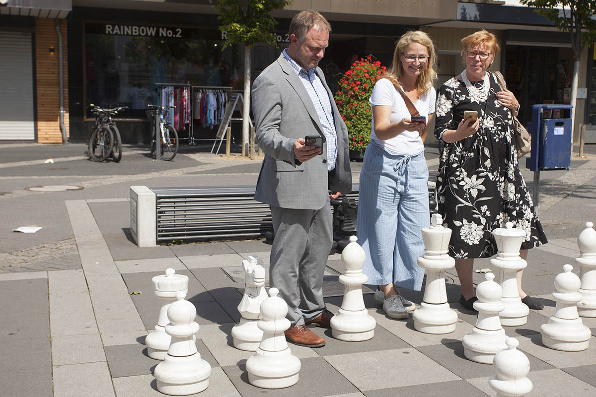 Von links: Jan Einig, Julia Kloos-Wieland und Petra Neuendorf informieren sich per App ber das ffentliche Schachspiel. Foto: Wolfgang Tischler 