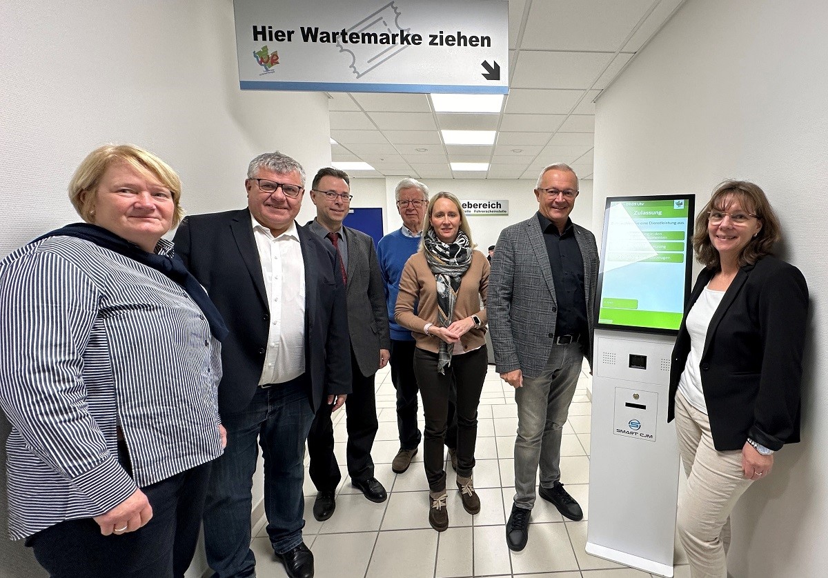 Ein Bild vom neuen Standort von Fhrerscheinstelle und Kfz-Zulassung machten sich der Kreisvorstand mit Landrat Achim Hallerbach, dem 1. Kreisbeigeordneten Michael Mahlert und den Beigeordneten Birgit Haas und Werner Wittlich sowie auch der Leitende Staatliche Beamte Martin Jung und Broleiterin Diana Wonka. (Foto: Thomas Herschbach)