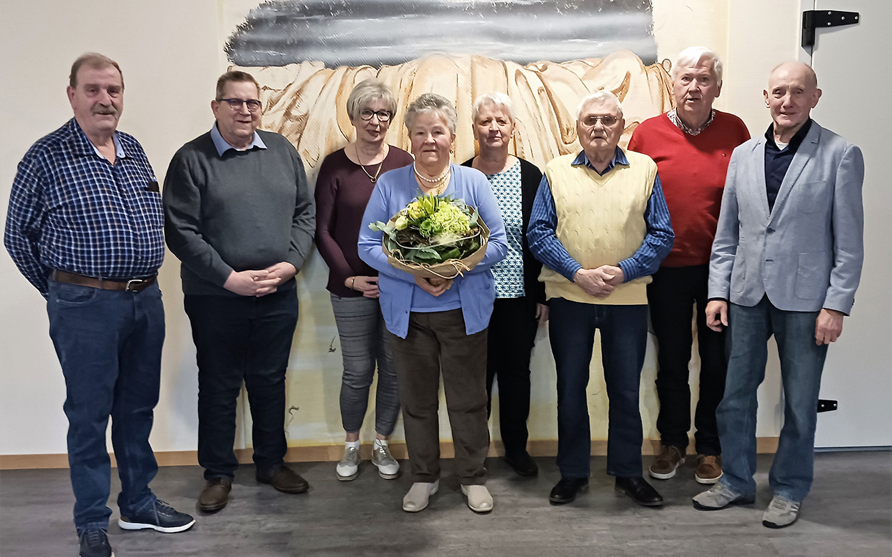 Von Links Dieter Tiefenau (Vorsitzender), Joachim Stockhausen (Beisitzer), Marita Bendel (Beisitzerin), Roswitha Grendel (Frauenvertreterin), Joachim Novak (Kassenverwalter), Werner Grendel (Stellvertreter Vorsitzender), Erhard Lichtenthler (Kreisvorsitzender). Vorne Bildmitte Christel Schug (aus dem Vorstand ausgeschieden). (Foto: VdK Ortsverband)
