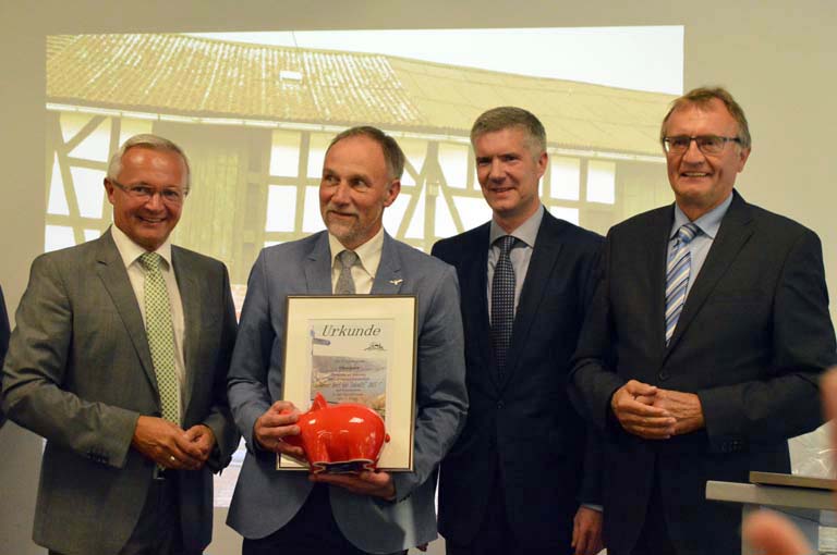 Strahlender Sieger, vertreten durch Ortsbrgermeister Dieter Klein-Ventur (2. v.l.). Fotos: kk