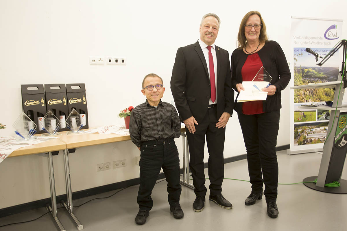 Es gratulieren Rita Lehnert Ortsbrgermeister Harald Berndt (links) und Brgermeister Hans-Werner Breithausen. Foto: Wolfgang Tischler