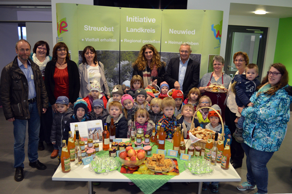 Regelmig veranstaltet die Umweltabteilung der Kreisverwaltung Neuwied am Jahresende ein Bratapfelfest. Diesmal stand es unter dem Motto Streuobst verbindet die Menschen und fand im Auerschulischen Lernort in Linkenbach statt. Foto: Privat