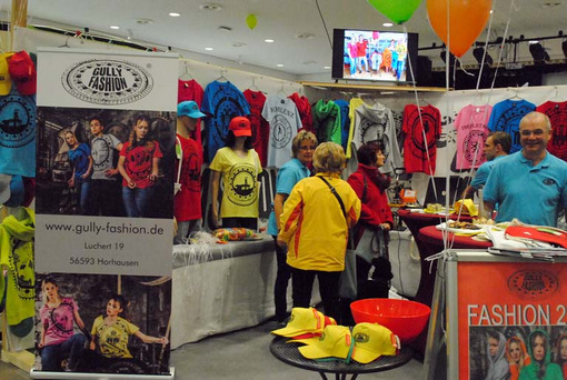 Viel zu tun hatten Rainer Schuster (rechts) und Familie an ihrem Stand. (Foto: kk) 