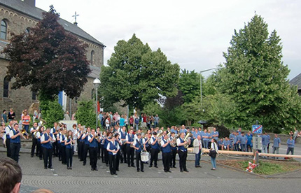 Start fr vier Tage "de Oos" mit Musik und dem Aufstellen des Kirmesbaumes. Foto: Veranstalter