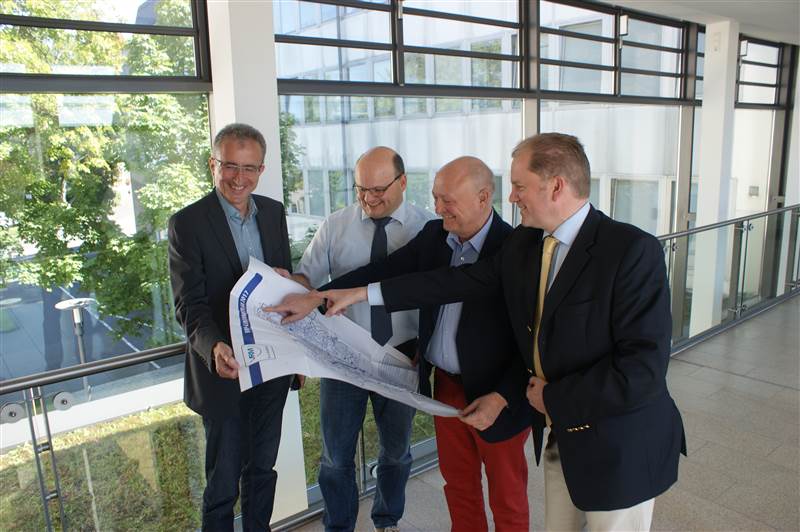 Von rechts: VRM-Geschftsfhrer Stephan Pauly, Landrat Michael Lieber,Peter Deipenbrock und Guido Kappel (beide Abteilung Ordnung und Verkehr in der Kreisverwaltung). Foto: ddp

