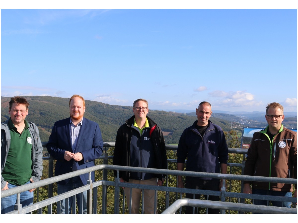 ber den neuen Titel GeoBlick fr den Ottoturm freuen sich (von links) Jan Bosch vom Geopark Westerwald-Lahn-Taunus, Stadtbrgermeister Andreas Hundhausen, Tourismusmanger Sven Wolff, Rdiger Brauer als Vorsitzender des "Vereins zum Erhalt kulturhistorischer Sttten der Stadt Kirchen  Freunde des Ottoturms"  und Christoph Eul von der Firma "mantomedia" (Gestaltung und Druck der neuen Tafeln). (Foto: Sandro Palazzolo)