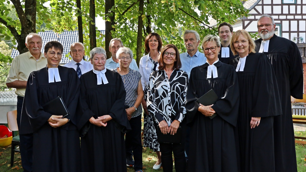 Pfarrerin Gabriele Frlich (vorne, zweite von links) wurde von Pfarrkollegen und Kirchenvorstandsmitgliedern der Kirchengemeinde Kroppach in den Ruhestand verabschiedet. (Fotos: Sabine Hammann-Gonschorek)