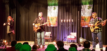 Nach Horhausen kam Paddy goes to Holyhead als Akustik-Trio. Begleitet wurde Frontmann Paddy Schmidt (Gesang, Gitarre, Mundharmonikas) von Almut Ritter (Geige, Concertina) und Uwe Uhu Bender (Bassgitarre, Gesang). (Foto: Schmidt-Markoski)