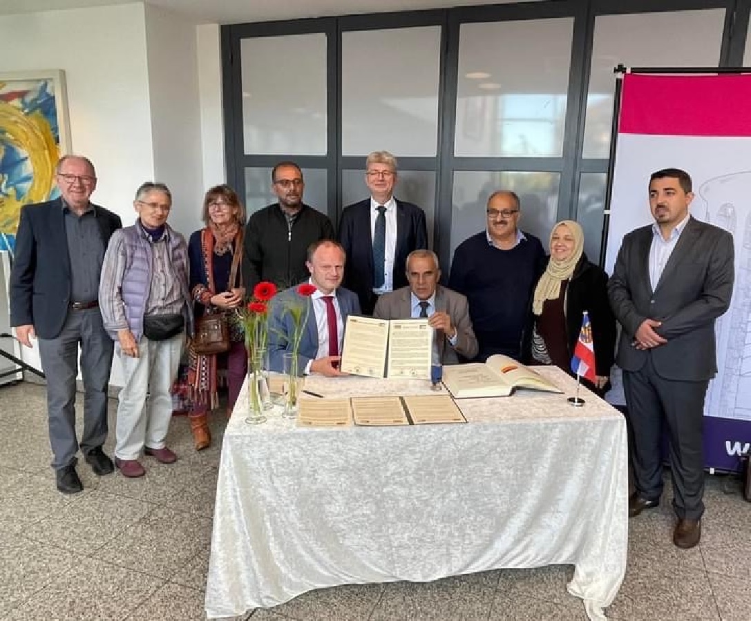 Oberbrgermeister Jan Einig und Hazem Ghnimat, Brgermeister der Projektpartnerstadt Surif, bei der Unterzeichnung des Memorandum of Understanding, zusammen mit Vertretern des Neuwieder Arbeitskreises Palstina und der Surifer Nichtregierungsorganisation Your Health. (Archivfoto: Josef Freise)
