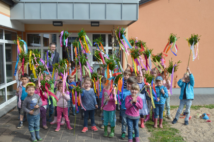 Die Kinder der Kita Schnstein haben die Palmstcke mit tatkrftiger Hilfe gebastelt. Foto: pr