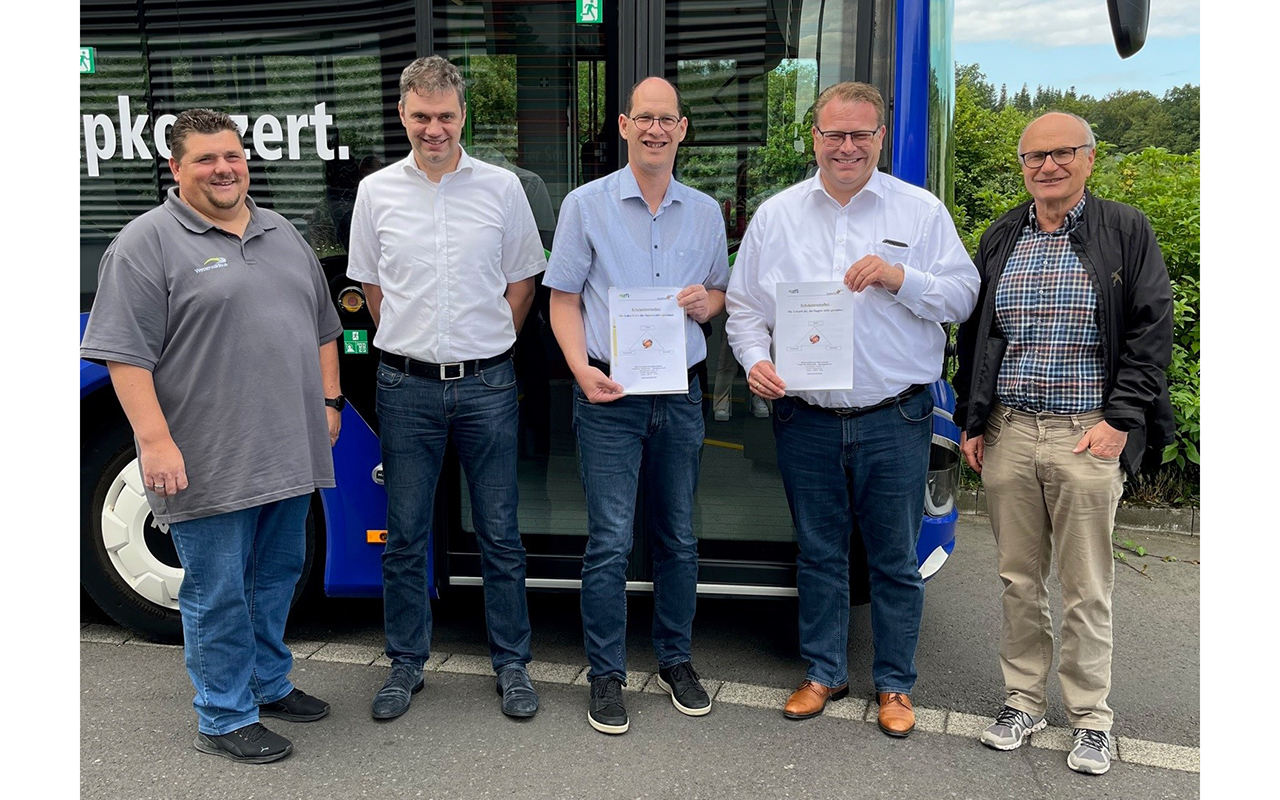 Von rechts: Peter Meinung, 2. Konrektor, Tobias Gerhardus, 1. Kreisbeigeordneter, Ralph Meutsch, Rektor Westerwaldschule Gebhardshain, Oliver Schrei, Geschftsfhrer Westerwaldbus und Christoph Krmer Betriebsleiter Westerwaldbus 
