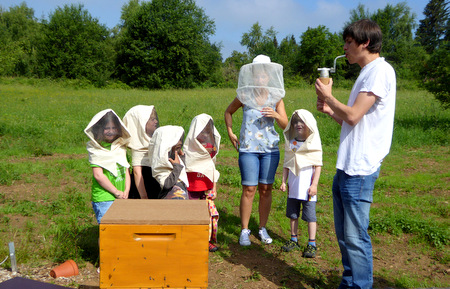 Vorschulkinder der Lebenshilfe erforschten die Welt der Honigbienen