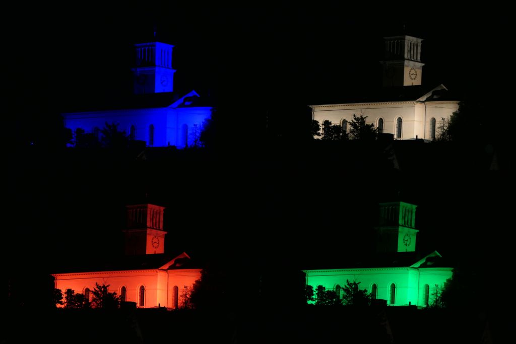 St. Peter und Paul erstrahlt in farbigem Licht