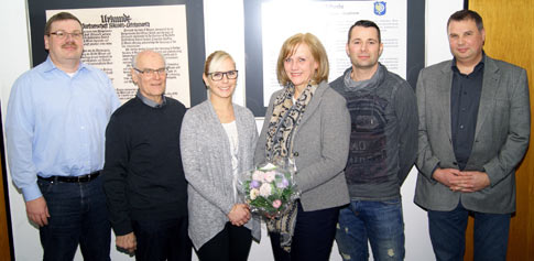 Broleiter Klaus Becher, der Erste Beigeordnete Friedhelm Steiger, die stellvertretende Kita Leiterin Anja Reifenrther, Jubilarin Petra Mller-Loosen, der Personalratsvorsitzende Michael Herzog sowie Fachbereichsleiter Marco de Nichilo trafen sich zu einer Feierstunde. Foto: Verwaltung