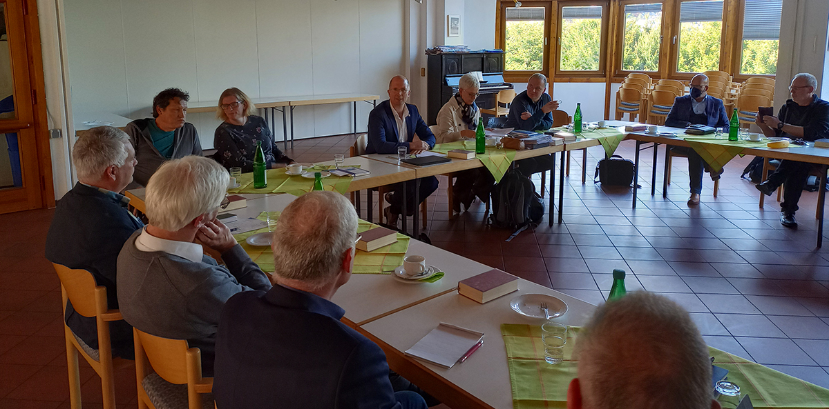 Prses Dr. Thorsten Latzel (5. v. r.) referiert vor dem Pfarrkonvent. (Foto: Kirchenkreis)
