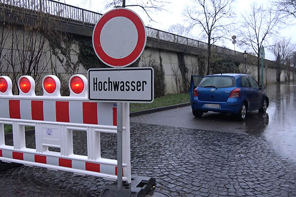 PKW fhrt in Neuwied-Irlich ins Hochwasser