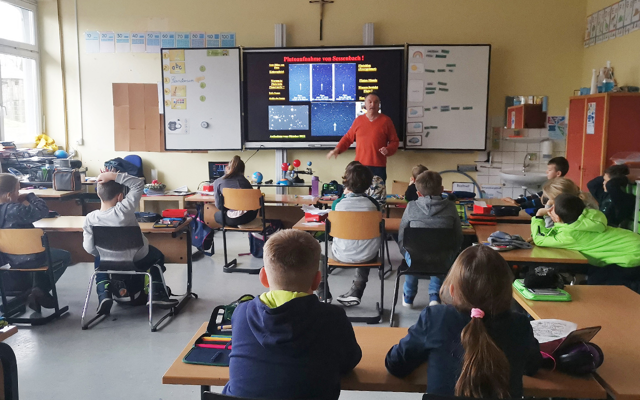 Die Schler erhielten vor dem Besuch des mobilen Planetariums eine Theoriestunde. (Fotos: Grundschule Breitscheid)