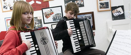 Nach den langen Ferien zieht in der Kreismusikschule wieder Musik und Leben ein und der Unterricht beginnt. Viele der neuen Kurse fr Kinder aller Altersgruppen freuen sich noch ber kleine Nachwuchsmusiker. Auch im Instrumental- und Gesangunterricht gibt es noch freie Pltze. Foto: Kreismusikschule