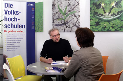 Bernd Khnen bert zum Antragsverfahren fr die Bildungsprmie. Foto: KVHS